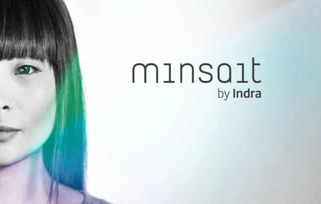 Foto de una mujer con el logo de minsait