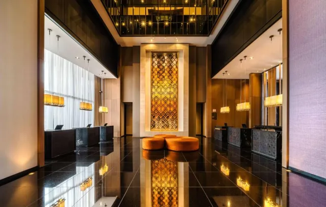 recepción del hotel con colores negros y amarillos