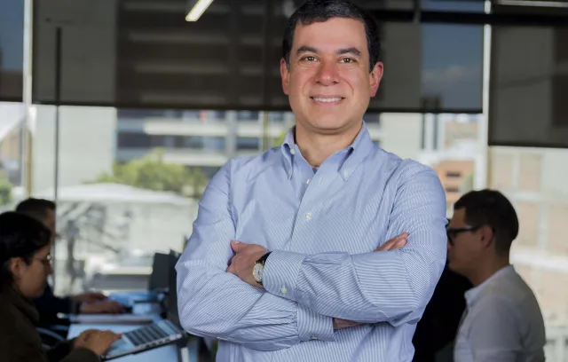 Foto de una persona cruzada de brazos