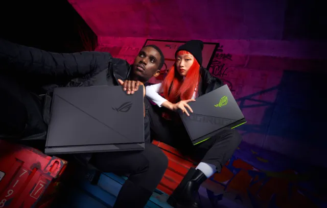 Dos personas con computadores 