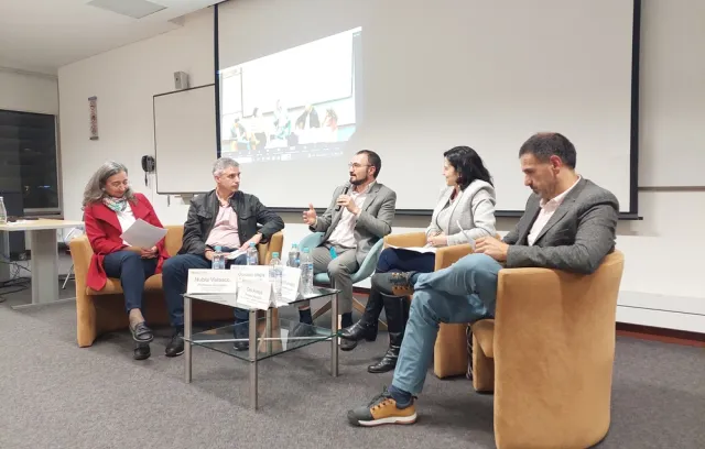 En la foto, de izquierda a derecha: Nubia Velasco, autora; Gonzalo Mejia, profesor asociado; Juan Pablo Soto, vicedecano de Relaciones Corporativas, Sonia Camacho, autora; y, Ciro Amaya, profesor asociado. 