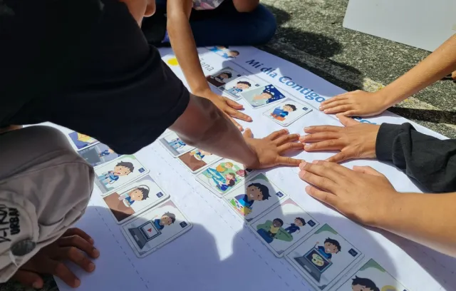Imagen de niños juntando sus manos en una cartulina