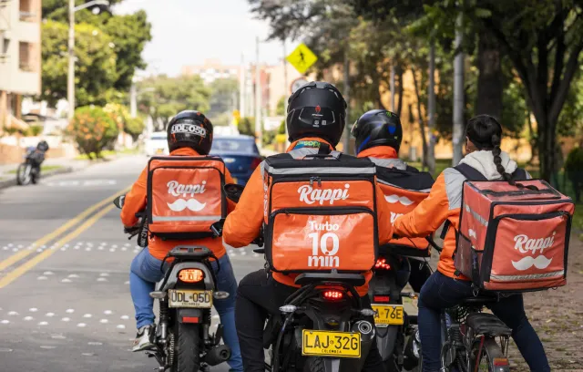 Personas en motos haciendo delivery