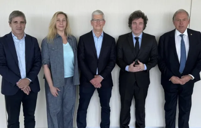 Javier Milei con Tim Cook y otros ejecutivos de Apple
