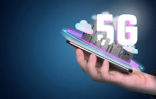 Foto de celular con logo de tecnología 5G