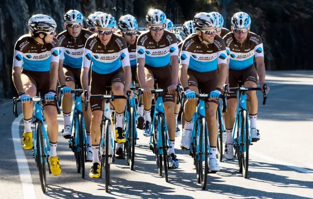 Fotografía de varios ciclistas en una vía