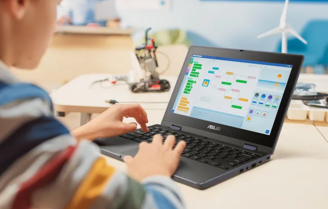 Fotografía de un niño escribiendo en un computador