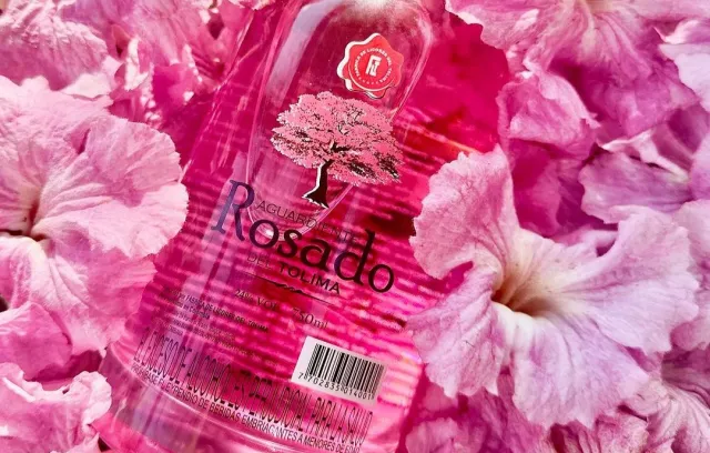 Botella de aguardiente rosado de la Fabrica de Licores del Tolima