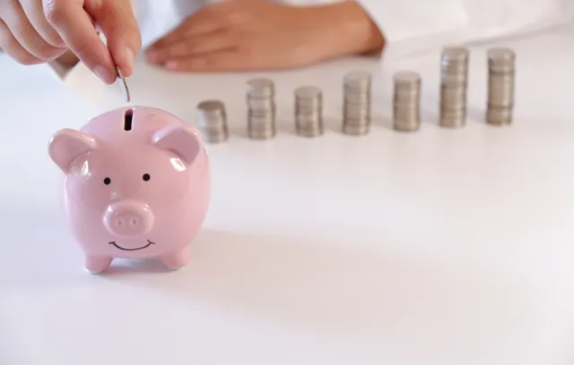 Marrano de ahorro con monedas de fondo