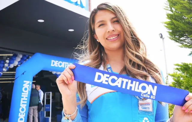 Foto de una mujer con una banda de inauguración