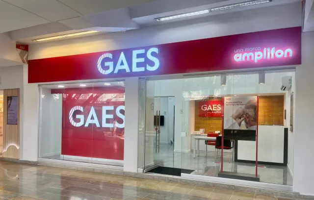 Foto de una nueva sucursal de GAES, un local con videos y letreros rojos que denotan la marca