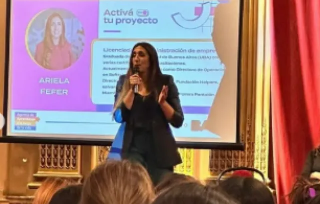 foto de una mujer exponiendo 