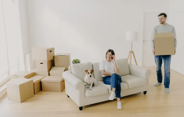 Personas mudandose a un apartamento