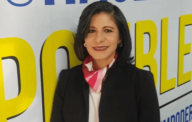 Foto de una mujer posando para la cámara