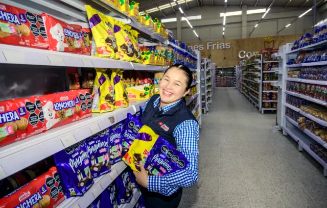 Foto de mujer ofreciendo productos Bimbo