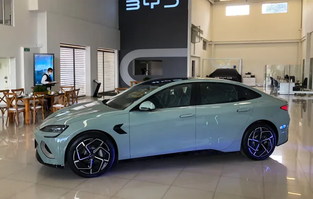 Foto de un automóvil  en un espacio cerrado 