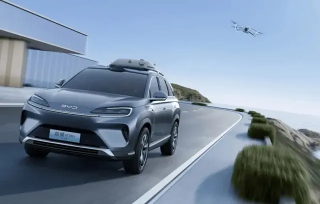 camioneta con un dron en sus espaldas