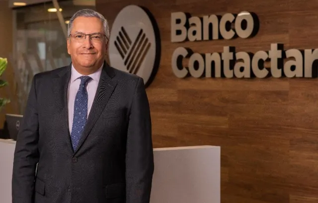 foto de un ejecutivo con corbata con un fondo que dice banco contactar