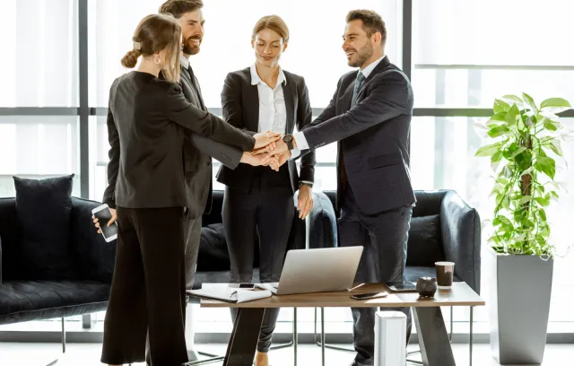 Personas trabajando unidas