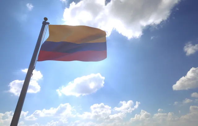 bandera de colombia contra el cielo azul