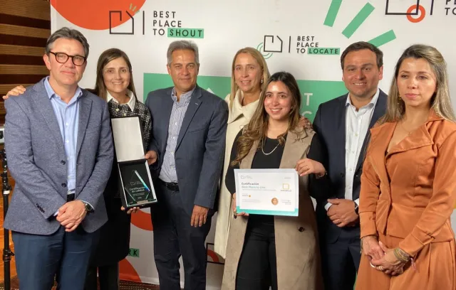 De Izquierda a Derecha: Andrés Orozco - Vicepresidente Comercial y Mercadeo Amarilo; Natalia Trujillo - Vicepresidenta de Operaciones Amarilo; Juan Pablo Moreno - Gerente Digital Estrenar Vivienda; Andrea Arizala - Vicepresidenta de Talento y Comunidades Amarilo; Laura Molina - Gerente Productos y Clientes TGA; Tomás Cartagena - Director Best Place to Live y Aura Martinez - Directora Servicio al Cliente Amarilo.