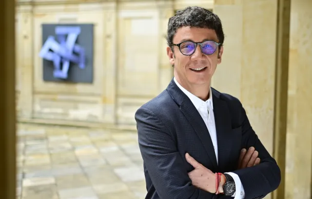 El superintendente de sociedades posado frente a la cámara en un plano medio