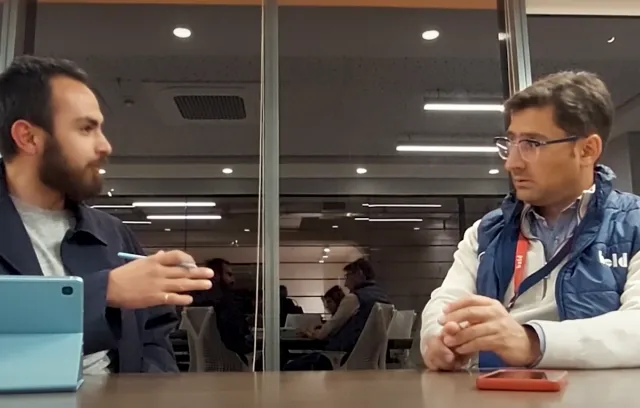 Dos personas hablando en una mesa