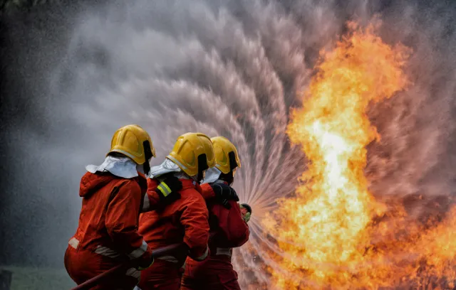 Bomberos luchando contra una ola de calor