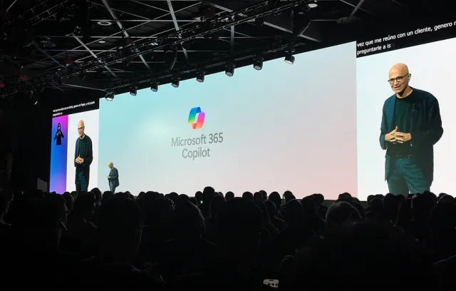 CEO de Microsoft, Satya Nadella presentando