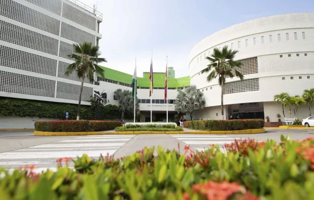 Foto de un edificio blanco con adornos verdes a su alrededor 