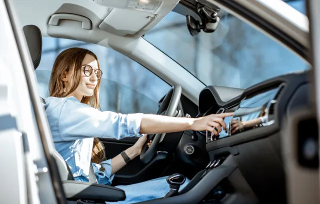 Mujer conduciendo carro