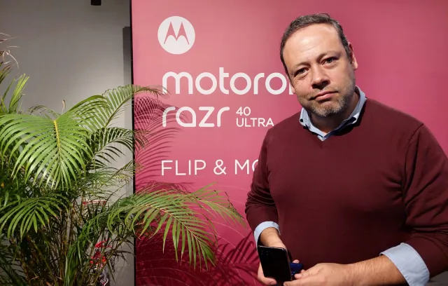 Foto de Carlo con fondo de Motorola. 