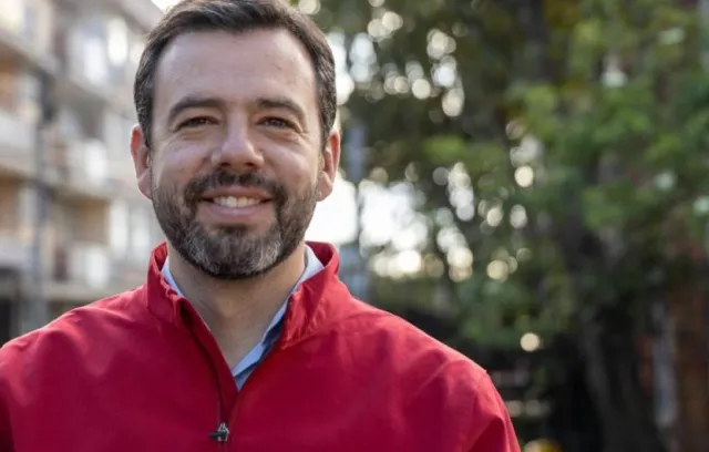 Foto de un hombre con barba y chaqueta roja