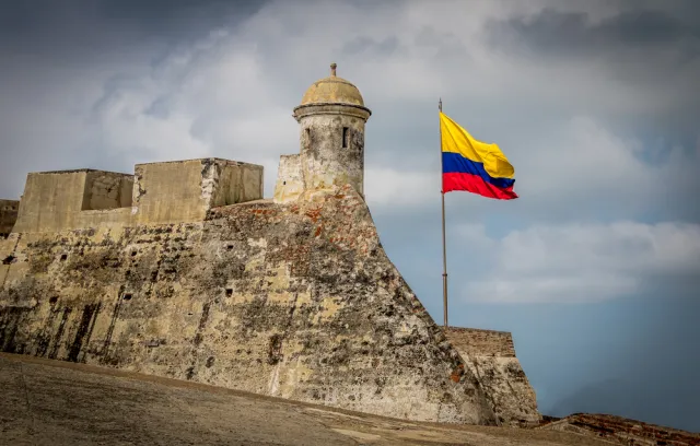 Castillo con la bandera de colombia