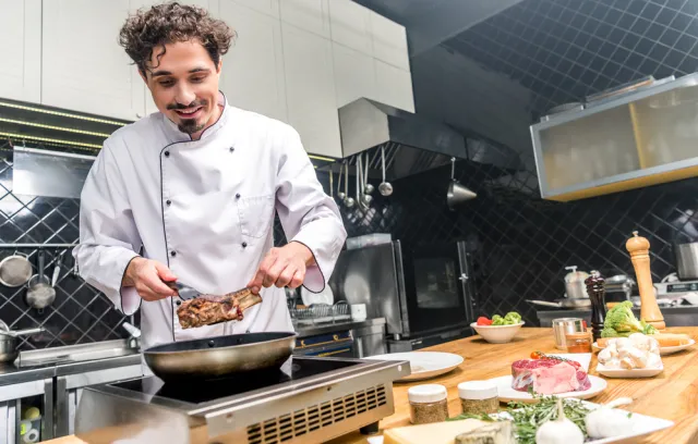 Foto de un chef cocinando