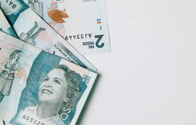 Billetes de dos mil pesos colombianos, en color turquesa