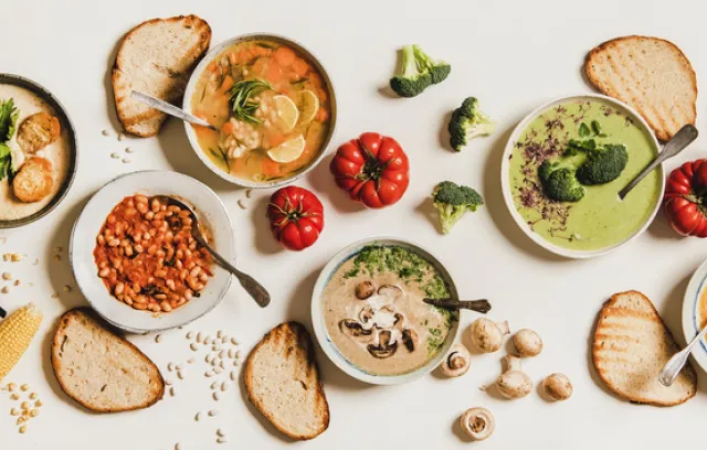 Una mesa con diferentes platos veganos y vegetarianos.