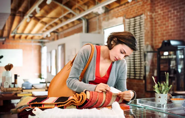 Foto de mujer haciendo compras por un dispositivo electrónico
