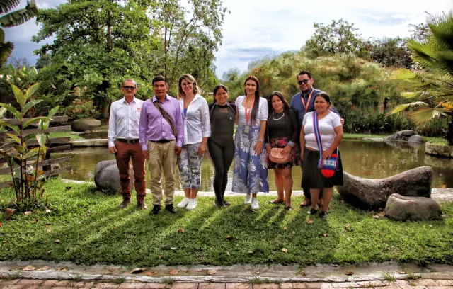 Foto de ocho personas posando frente a la cámara