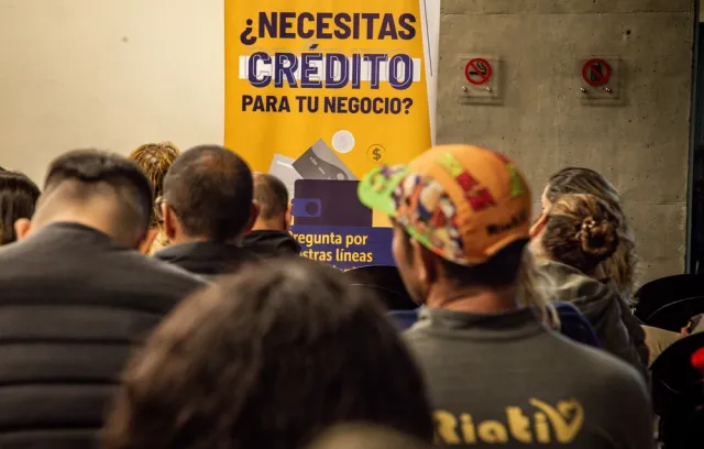 Foto de personas en una sala de prensa