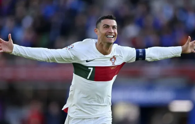 Cristiano Rolado con camiseta de portugal (1)