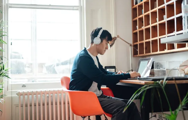 Imagen de persona estudiando en escritorio