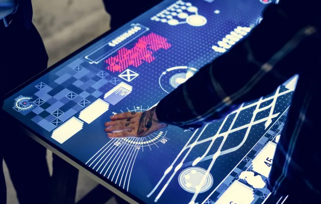 Persona poniendo su mano sobre un panel digital