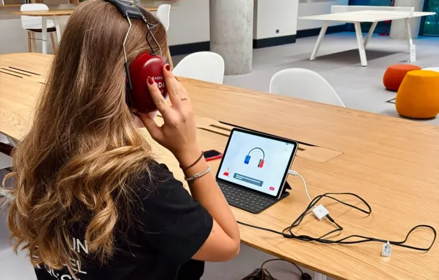 foto de una mujer con unos auriculares en la cabeza