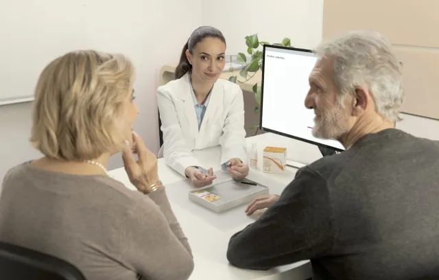 Cita médica entre doctora y adultos mayores