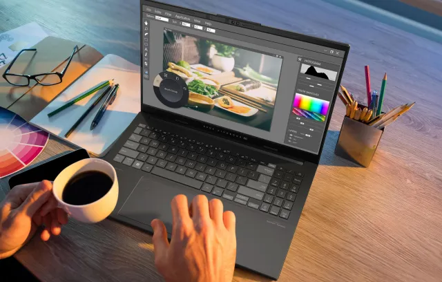 una laptop con una aplicación de edición de fotografía