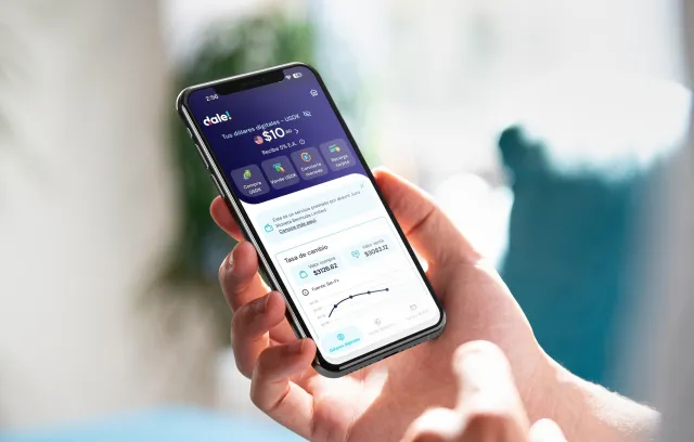 Imagen de teléfono móvil en la mano de una persona haciendo transacción en la billetera digital dale!