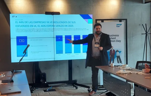 foto de un hombre explicando una tabla en el fondo