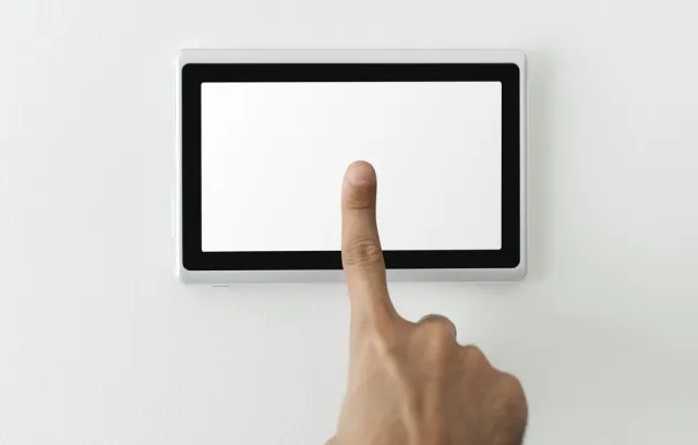 Dedo sobre una pantalla blanca