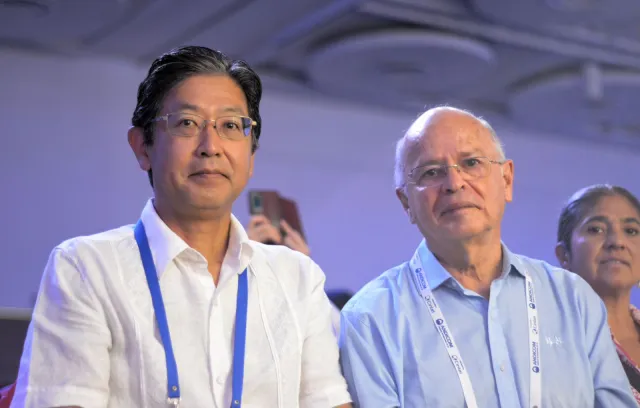Foto de dos personas mirando a la cámara